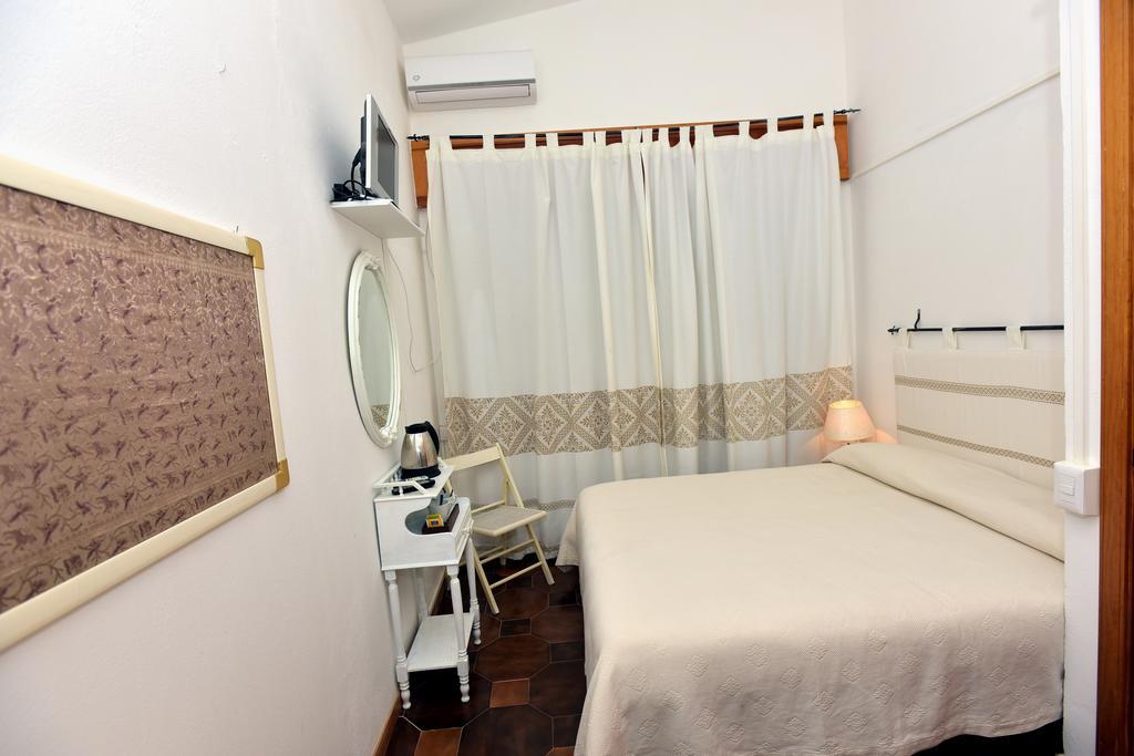 Bed & Breakfast Yin & Yang San Pantaleo Buitenkant foto