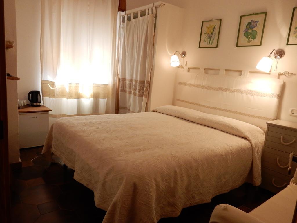 Bed & Breakfast Yin & Yang San Pantaleo Buitenkant foto