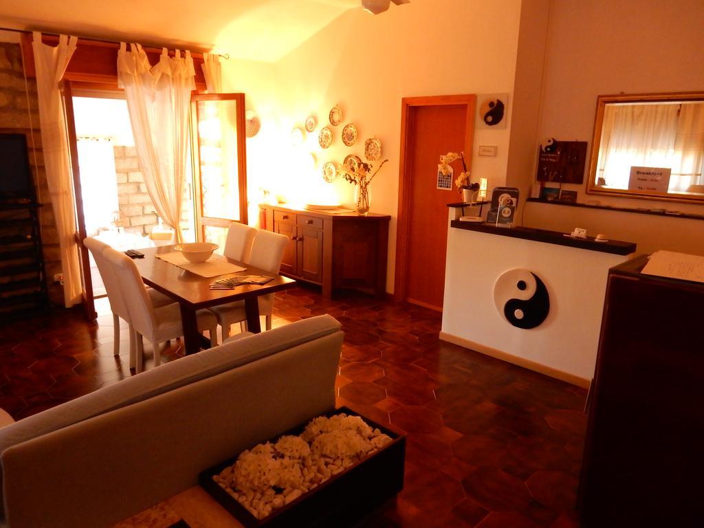 Bed & Breakfast Yin & Yang San Pantaleo Buitenkant foto