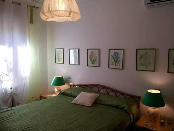 Bed & Breakfast Yin & Yang San Pantaleo Buitenkant foto